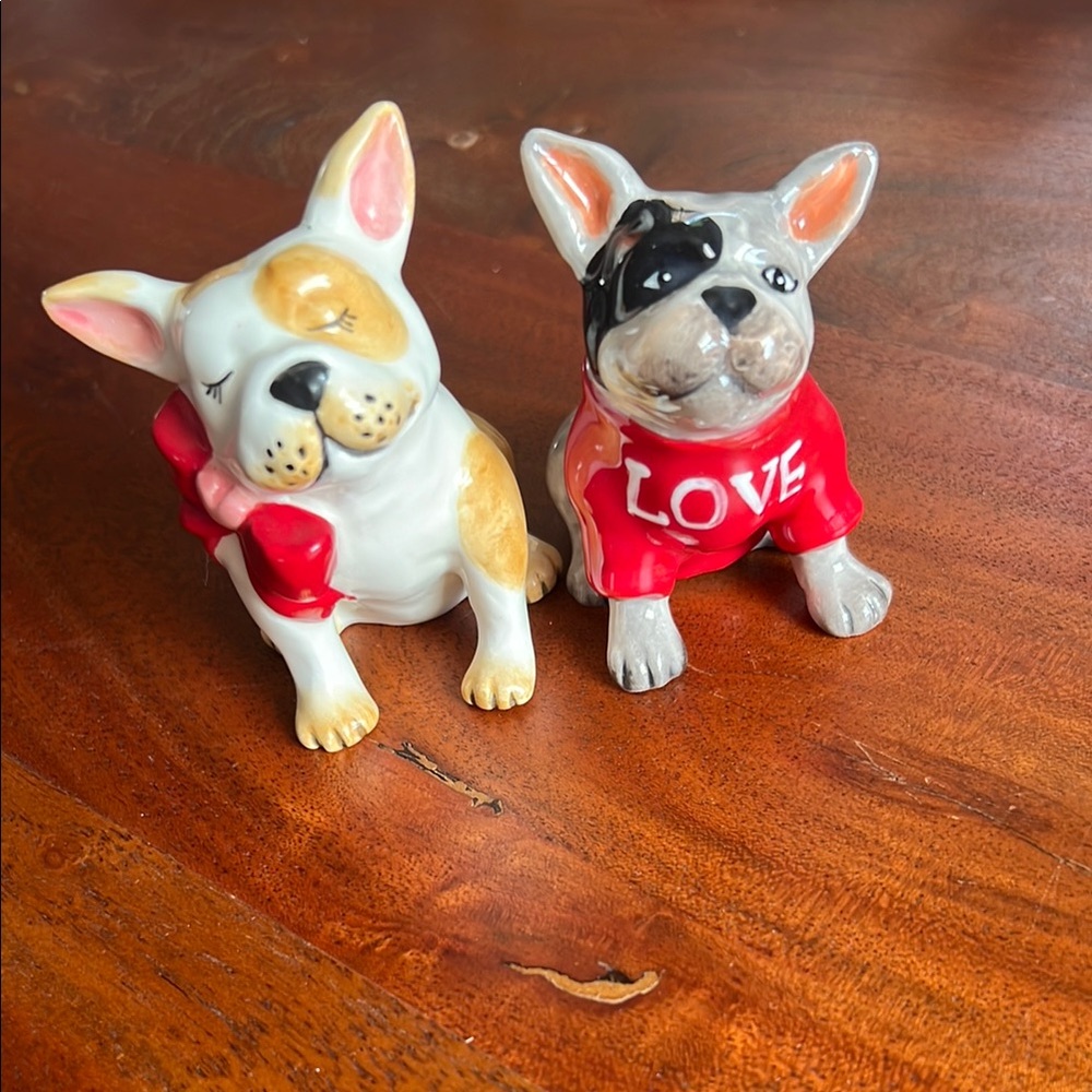 Bulldog salt and pepper shakers.